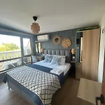 Wavehaven At South Bay Apartment Warna