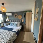 Wavehaven At South Bay Apartment Warna